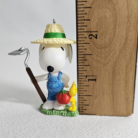 Hallmark 2016 Peanuts Green Thumb Snoopy Ornament - Picture 8 of 13
